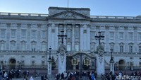 Untuk sampai di Istana Buckingham, wisatawan bisa turun di Stasiun Victoria dan lanjut berjalan kaki sekitar 10 menit.