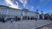 Buckingham Palace atau Istana Buckingham menjadi magnet bagi para wisatawan di London.