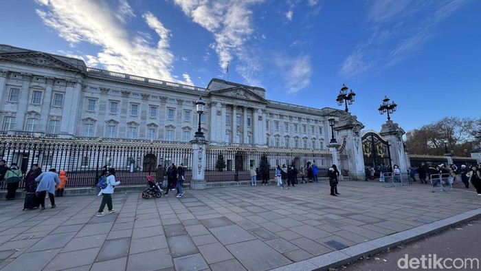 Belum ke London Kalau Tidak ke Istana Buckingham Istana Buckingham menjadi magnet bagi para wisatawan di London. Yuk kita tengok istana kebanggaan rakyat Inggris tersebut.
