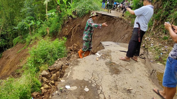 Bencana alam di KBB gegara hujan angin.