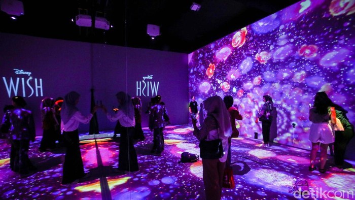 Bermandikan Cahaya di Disney Wish Exhibition Pameran imersif Walt Disney Animation Studios digelar di Plaza Indonesia, Jakarta. Yuk rasakan keseruan bermandikan cahaya di pameran ini.