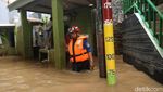 Bersih-bersih Sisa Banjir, Warga Kebon Pala Temukan Ular