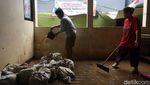 Bersih-bersih Sisa Banjir, Warga Kebon Pala Temukan Ular