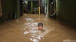 Bersih-bersih Sisa Banjir, Warga Kebon Pala Temukan Ular