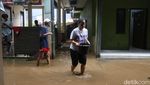 Bersih-bersih Sisa Banjir, Warga Kebon Pala Temukan Ular