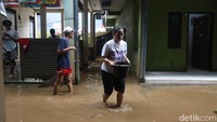 Sejumlah warga sedang melakukan pembersihan rumah usai terendam banjir di kawasan Kebon Pala, Jakarta, Jumat (1/12/2023).