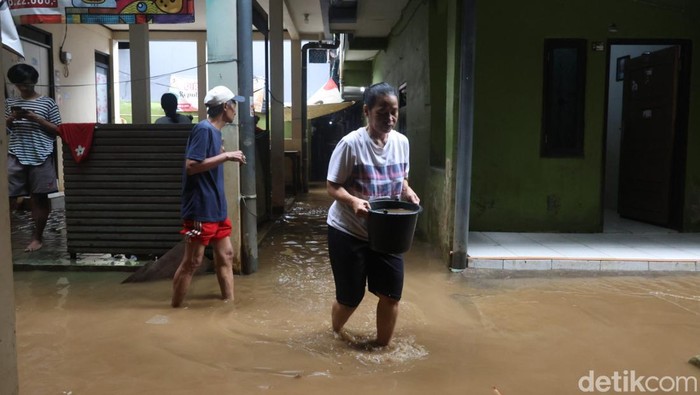 Bersih-bersih Sisa Banjir, Warga Kebon Pala Temukan Ular Bersih-bersih Sisa Banjir, Warga Kebon Pala Temukan Ular