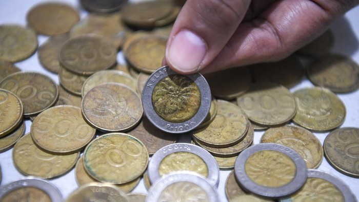 Warga menunjukkan uang logam pecahan Rp1.000 dan Rp500 di Jakarta, Jumat (1/12/2023). Bank Indonesia (BI) mencabut dan menarik uang rupiah logam pecahan Rp500 Tahun Emisi (TE) 1991, Rp1.000 TE 1993, dan Rp500 TE 1997 dari peredaran terhitung sejak 1 Desember 2023 dikarenakan pertimbangan antara lain masa edar yang cukup lama dan perkembangan teknologi bahan/material uang logam. ANTARA FOTO/M Risyal Hidayat/foc.