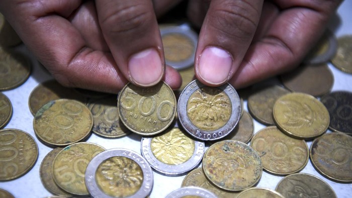 Warga menunjukkan uang logam pecahan Rp1.000 dan Rp500 di Jakarta, Jumat (1/12/2023). Bank Indonesia (BI) mencabut dan menarik uang rupiah logam pecahan Rp500 Tahun Emisi (TE) 1991, Rp1.000 TE 1993, dan Rp500 TE 1997 dari peredaran terhitung sejak 1 Desember 2023 dikarenakan pertimbangan antara lain masa edar yang cukup lama dan perkembangan teknologi bahan/material uang logam. ANTARA FOTO/M Risyal Hidayat/foc.