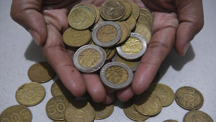 Warga menunjukkan uang logam pecahan Rp1.000 dan Rp500 di Jakarta, Jumat (1/12/2023). Bank Indonesia (BI) mencabut dan menarik uang rupiah logam pecahan Rp500 Tahun Emisi (TE) 1991, Rp1.000 TE 1993, dan Rp500 TE 1997 dari peredaran terhitung sejak 1 Desember 2023 dikarenakan pertimbangan antara lain masa edar yang cukup lama dan perkembangan teknologi bahan/material uang logam. ANTARA FOTO/M Risyal Hidayat/foc.