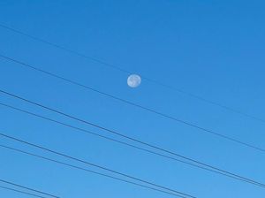 Kenapa Bulan Bisa Terlihat pada Siang Hari? Ini Jawabannya