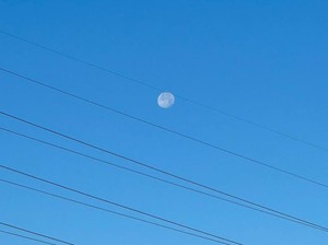 Kenapa Bulan Bisa Terlihat pada Siang Hari? Ini Jawabannya