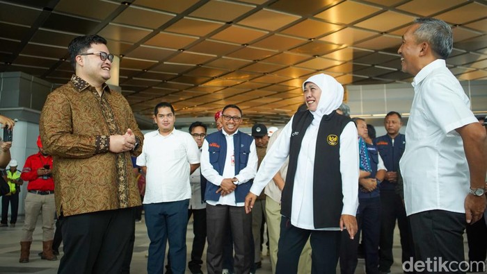Bupati Kediri Mas Dhito saat menemani Gubernur Jatim Khofifah mengecek kesiapan Bandara Internasional Dhoho.