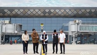Gubernur Jatim Khofifah Indar Parawansa meninjau Bandara Internasional Dhoho, Kediri. (Andhika Dwi/detikcom)