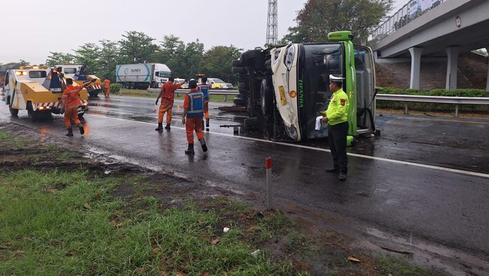 Bus terguling di Tol Palikanci