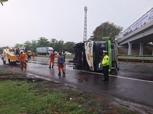 Bus Terguling di Tol Palikanci Cirebon, 12 Orang Luka-luka