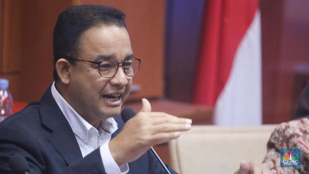 Calon Presiden nomor urut 1, Anies Baswedan saat menghadiri dialog capres di kantor Persatuan Wartawan Indonesia (PWI) Pusat, Jakarta, Jumat (1/12/2023). (CNBC Indonesia/Faisal Rahman)