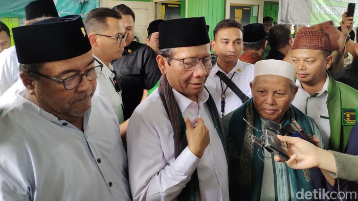 Cawapres nomor urut 3 Mahfud Md saat menyampaikan pidato di Kantor DPC PPP Lebak, Rangkasbitung. (Foto: Fathul Rizkoh/detikcom)