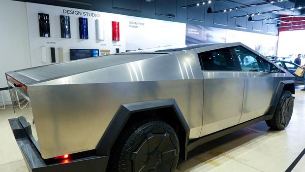Cybertruck baru Tesla dipamerkan di toko Tesla di San Diego, California, AS, 20 November 2023. (REUTERS/Mike Blake)