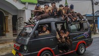 Sejumlah siswa duduk di atas angkot di Mandalawangi, Pandeglang, Banten, Jumat (1/12/2023).