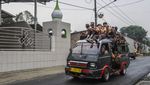 Demi Bersekolah, Para Pelajar Nekat Naik Atap Angkot