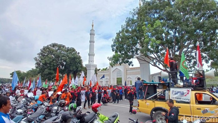 Demo buruh di Batam pada Senin (27/11/2023) terkait penetapan UMK 2024.(Alamudin/detikSumut)