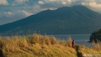 Bukit ini memiliki hamparan padang rumput hijau yang berseberangan langsung dengan laut.