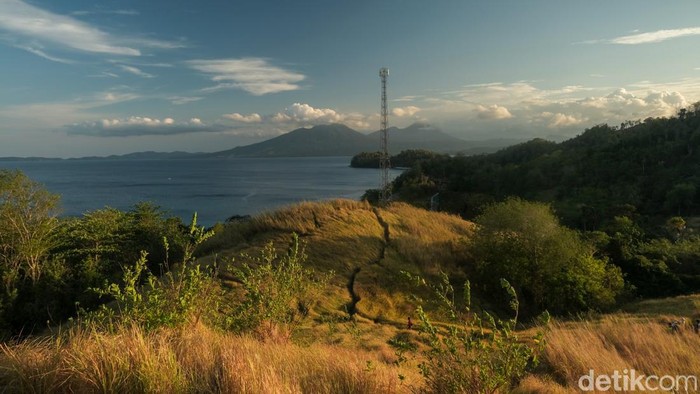 Emang Boleh Secakep Ini? Savana Bukit Pulisan Jadi Hidden Gem di Likupang Emang Boleh Secakep Ini? Savana Bukit Pulisan Jadi Hidden Gem di Likupang