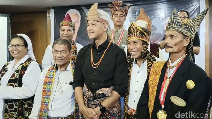 Ganjar Pranowo saat melakukan pertemuan dengan para tokoh adat dan tokoh agama di Kupang.  (Simon Selly/detikBali)