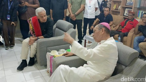 Uskup Agung Kupang, Mgr. Petrus Turang meminta Ganjar untuk memperhatikan kelangkaan BBM di Rote Ndao.