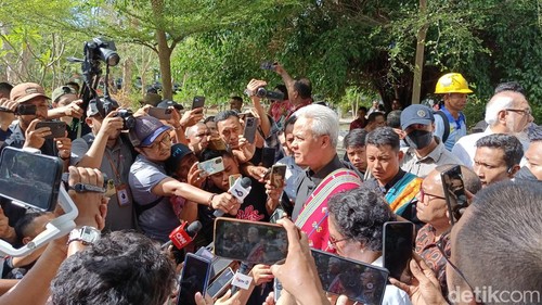 Ganjar Pranowo saat diwawancarai di halaman kantor Sinode GMIT, Kecamatan Kelapa Lima, Kota Kupang, NTT. (Yufengki Bria/detikBali).