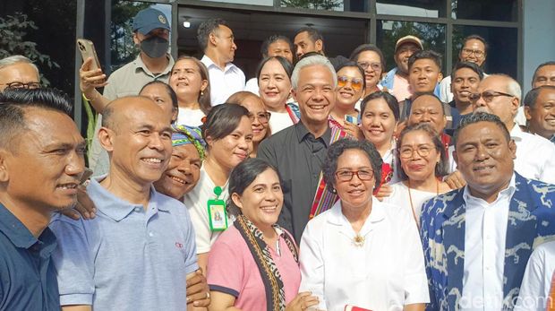 Ganjar Pranowo usai pertemuan dengan pengurus Sinode GMIT, pose bersama pengurus Sinode GMIT di depan Gedung Sinode GMIT. Foto: Simon Selly / detikBali.