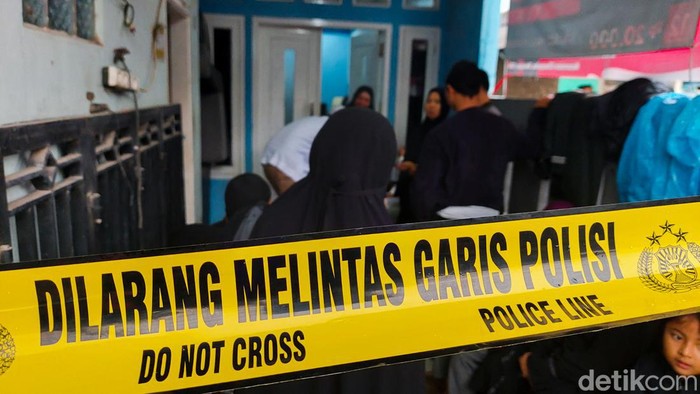 Garis Polisi di rumah warga KBB yang ditemukan tewas dalam rumahnya.