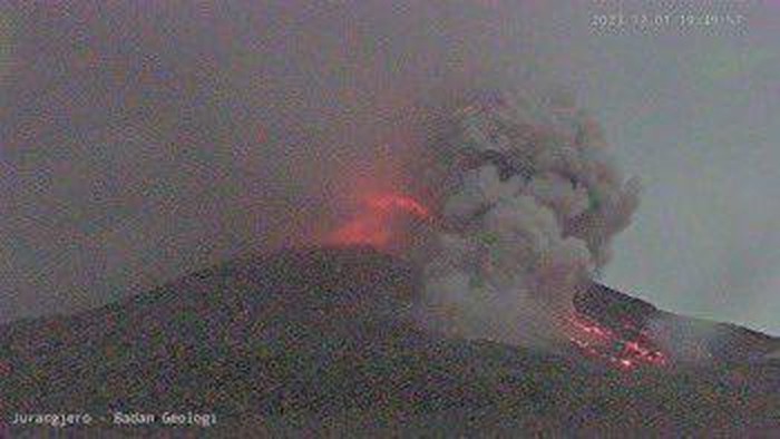 Guguran awan panas Gunung Merapi ke arah Kali Boyong, Jumat (1/12/2023) pukul 19.47 WIB.