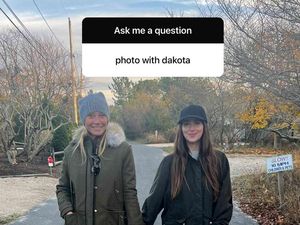Momen Akrab Gwyneth Paltrow dan Dakota Johnson, Difoto Bergandeng Tangan