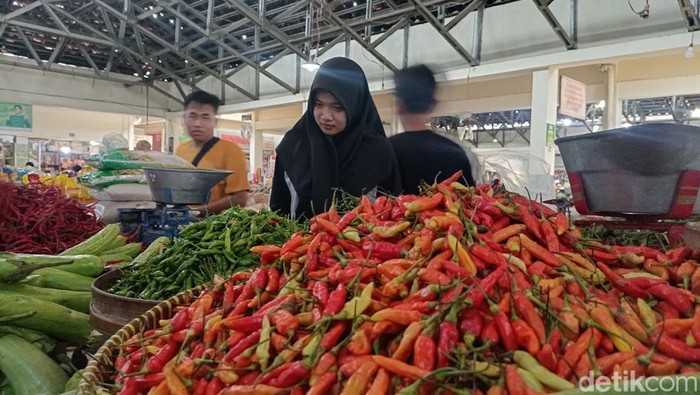 Harga cabai rawit di Pasar Minulyo masih pedas dan suplainya sulit didapatkan.