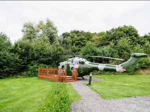 Unik, Ada Helikopter yang Disulap Jadi Penginapan, Mau Coba?