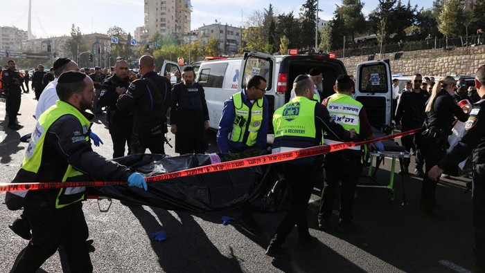 Horor Penembakan di Yerusalem Tewaskan 3 Orang, Belasan Lainnya Luka Israeli officials work at the scene of a violent incident in Jerusalem November 30, 2023. REUTERS/Ronen Zvulun