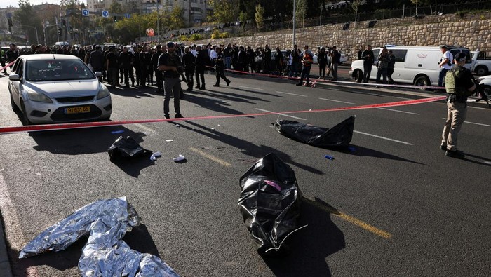 Horor Penembakan di Yerusalem Tewaskan 3 Orang, Belasan Lainnya Luka Israeli officials work at the scene of a violent incident in Jerusalem November 30, 2023. REUTERS/Ronen Zvulun
