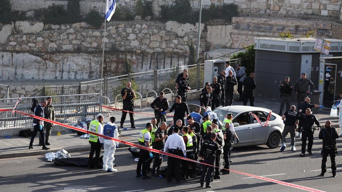 Israeli officials work at the scene of a violent incident in Jerusalem November 30, 2023. REUTERS/Ronen Zvulun