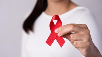 Asal Usul HIV/AIDS: Meski HIV sebagian besar dikaitkan dengan tahun 1980an, HIV masih menjadi masalah kesehatan masyarakat global. Tahun 2020 saja, diperkirakan 40 juta orang hidup dengan penyakit ini. Namun masih banyak hal tentangnya yang belum kita ketahui. Misalnya, sebagian besar tidak yakin dari mana asalnya. Teori utama adalah para pemburu Afrika awal abad ke-20 membunuh dan memakan simpanse yang terinfeksi SIV yang bermutasi jadi HIV di tubuh manusia. Namun, informasi ini biasanya diisi dengan kata seperti “mungkin” yang menunjukkan asal muasal HIV belum diketahui secara pasti. Foto: Getty Images/spukkato