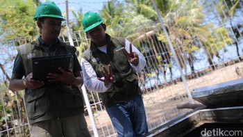 Proyek Palapa Ring merupakan jalan tol infrastruktur telekomunikasi berupa pembangunan serat optik di seluruh Indonesia. Proyek ini melibatkan kombinasi kabel laut dan darat untuk menghubungkan internet dari Indonesia wilayah bagian Barat, Tengah dan Timur. Menariknya, ada area pertemuan kabel laut dan darat atau landing station yang dinamakan Beach Manhole (BMH).