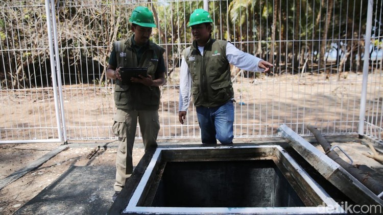 Ini Tempat Pertemuan Koneksi Kabel Laut dan Darat Palapa Ring di Waingapu Beach Manhole (BMH) merupakan instalasi jaringan kabel yang dipasang di bawah permukaan tanah. Fungsinya sebagai tempat kontrol koneksi antara kabel laut dan kabel darat.