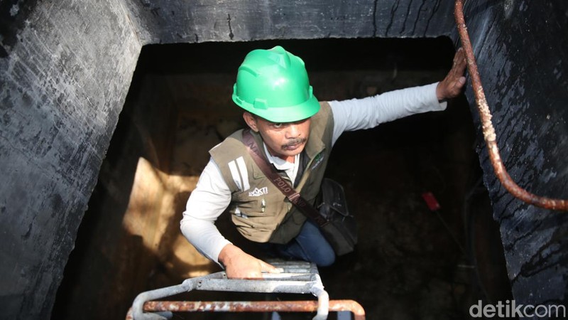 Beach Manhole (BMH) merupakan instalasi jaringan kabel yang dipasang di bawah permukaan tanah. Fungsinya sebagai tempat kontrol koneksi antara kabel laut dan kabel darat.