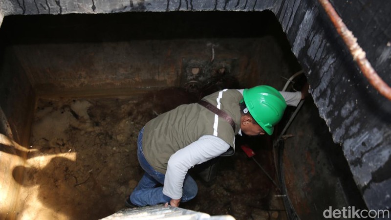 Beach Manhole (BMH) merupakan instalasi jaringan kabel yang dipasang di bawah permukaan tanah. Fungsinya sebagai tempat kontrol koneksi antara kabel laut dan kabel darat.