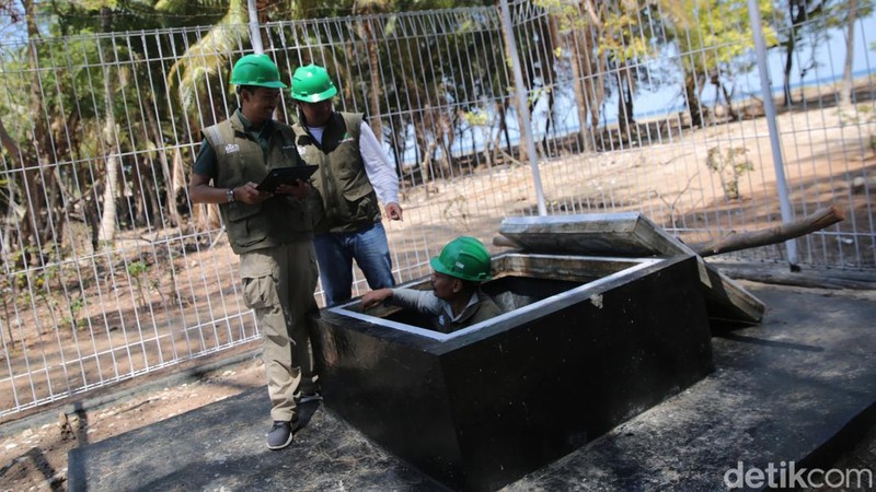 Beach Manhole (BMH) merupakan instalasi jaringan kabel yang dipasang di bawah permukaan tanah. Fungsinya sebagai tempat kontrol koneksi antara kabel laut dan kabel darat.