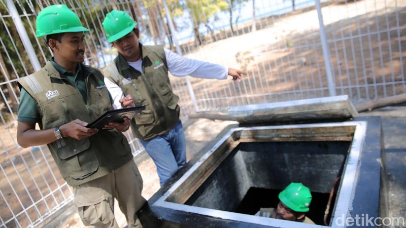 Beach Manhole (BMH) merupakan instalasi jaringan kabel yang dipasang di bawah permukaan tanah. Fungsinya sebagai tempat kontrol koneksi antara kabel laut dan kabel darat.