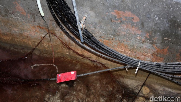 Beach Manhole (BMH) merupakan instalasi jaringan kabel yang dipasang di bawah permukaan tanah. Fungsinya sebagai tempat kontrol koneksi antara kabel laut dan kabel darat.