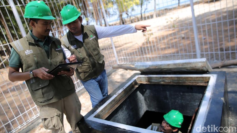 Beach Manhole (BMH) merupakan instalasi jaringan kabel yang dipasang di bawah permukaan tanah. Fungsinya sebagai tempat kontrol koneksi antara kabel laut dan kabel darat.