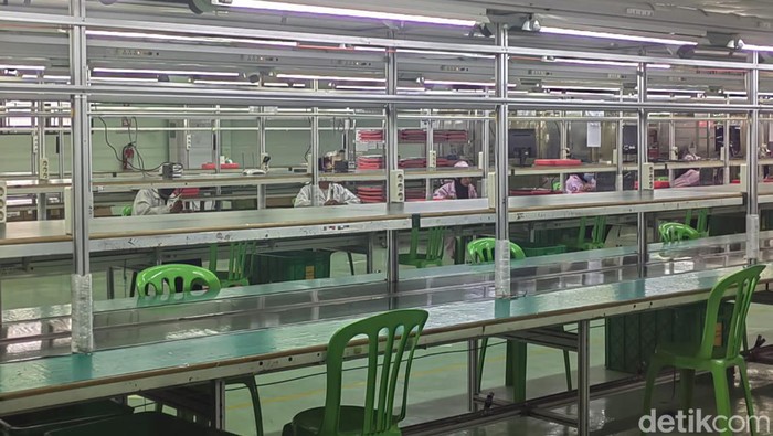 PT Supertone (SPC) memproduksi produk seperti laptop, chromebook, baby cam, CCTV, hingga LCD Monitor. Mayoritas produknya untuk memenuhi kebutuhan pemerintah.